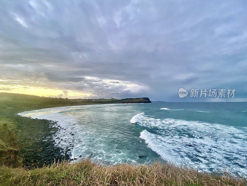 海岬的太阳照耀着海洋