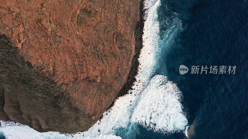 海浪冲击海岸线的鸟瞰图