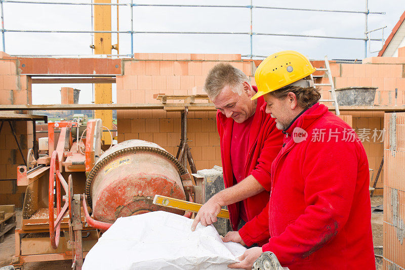 建筑师和建筑工人审查蓝图