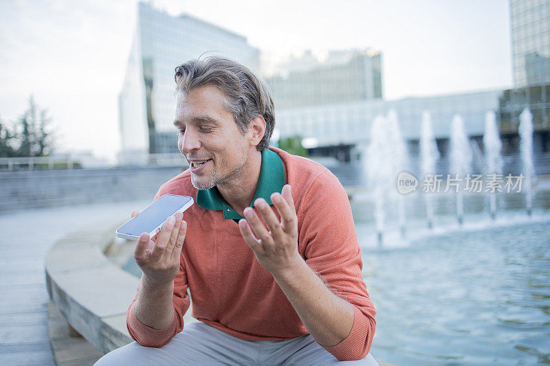 中年男子正在使用电话