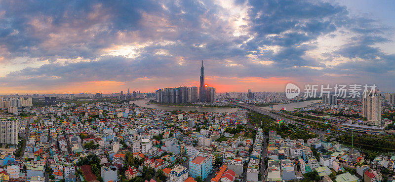 地标81号的空中日落景观——这是一栋超高的摩天大楼和西贡桥，西贡河沿岸的开发建筑光线平滑。