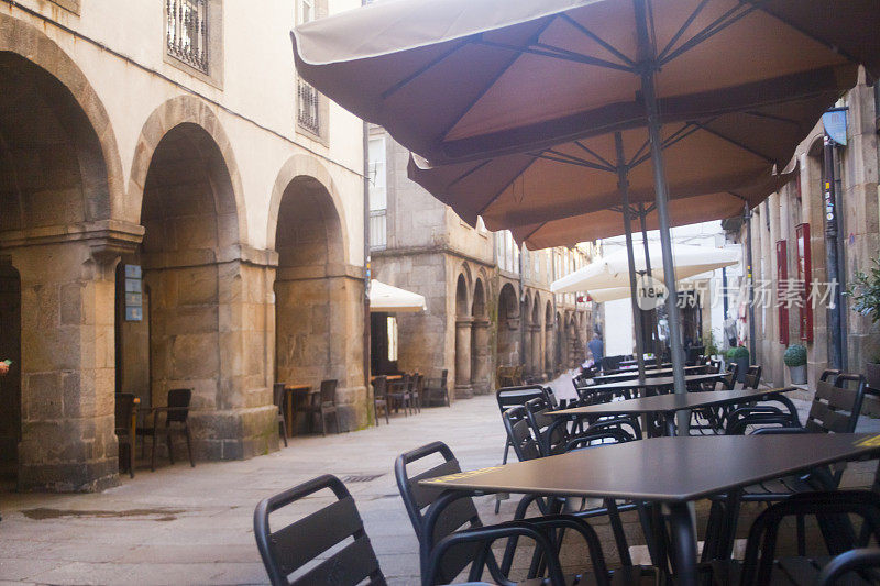 圣地亚哥德孔波斯特拉老城的街景，步行区，路边咖啡馆