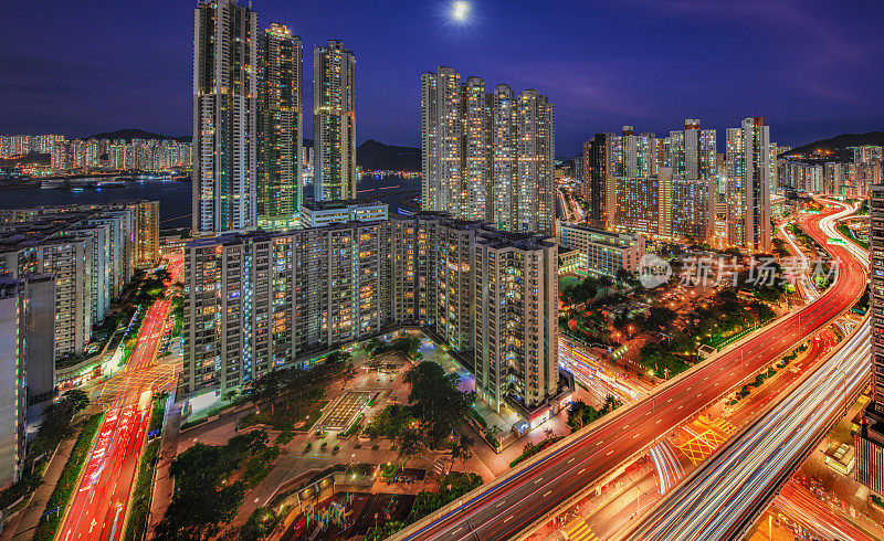 住宅建筑的车灯步道