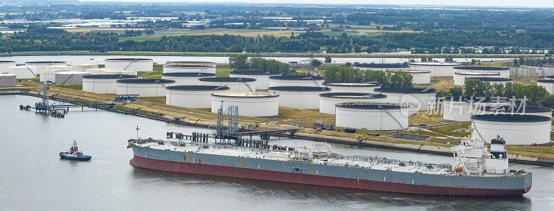 从上面看到停泊在鹿特丹港的一艘油轮