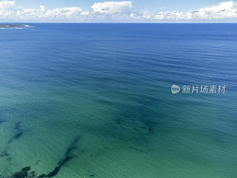 鸟瞰海洋，美丽的自然背景与复制空间