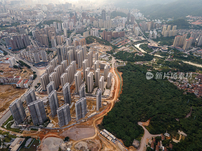 城郊正在开发建设的建筑物鸟瞰图