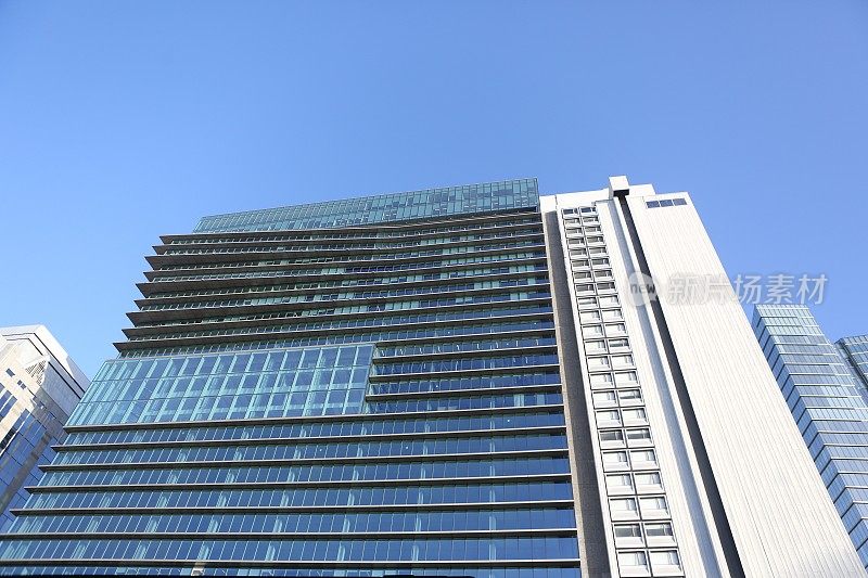 比利时布鲁塞尔街道上的现代建筑高层摩天大楼外观