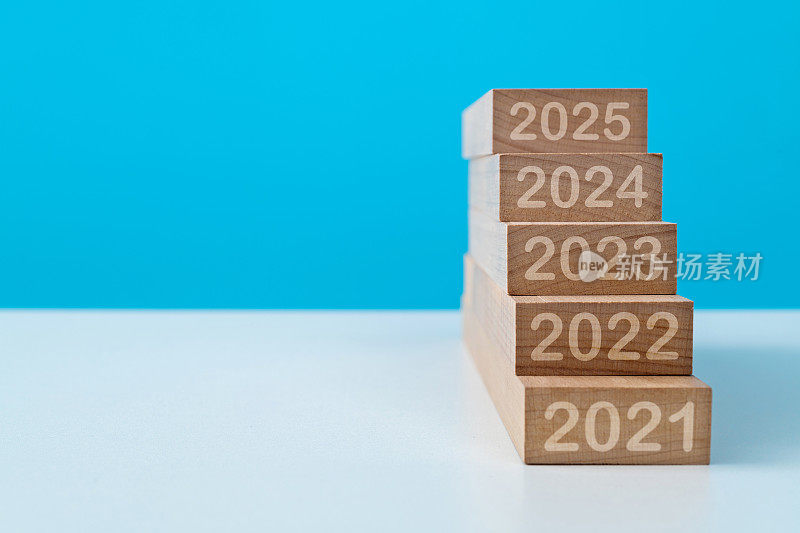 数字2021到2025在木制楼梯上