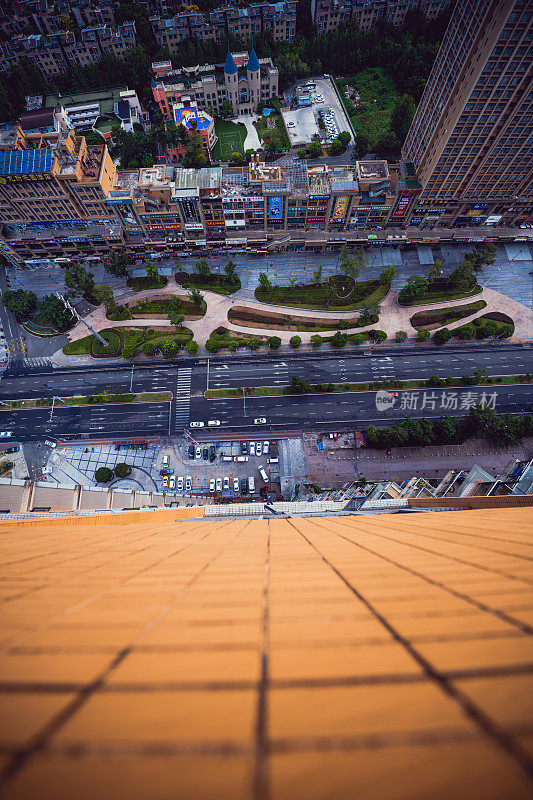 清晨，成都市上空乌云密布