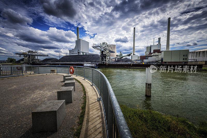 莱茵河上的燃煤发电厂
