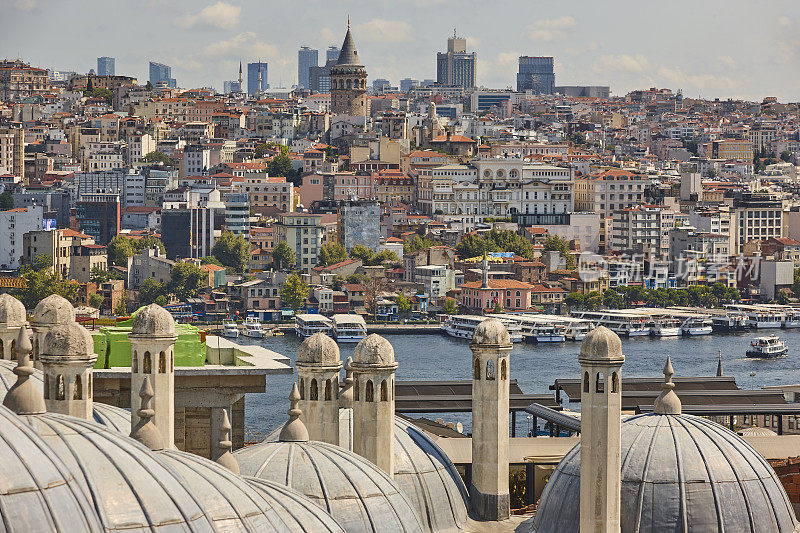 伊斯坦布尔的加拉塔塔和博斯普鲁斯海峡。Karakoy社区。火鸡