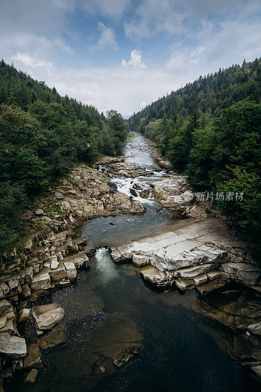 山间河流的风景。岩石河床