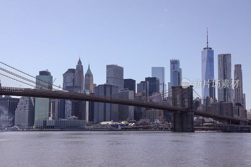 纽约市布鲁克林大桥曼哈顿市中心天际线摩天大楼