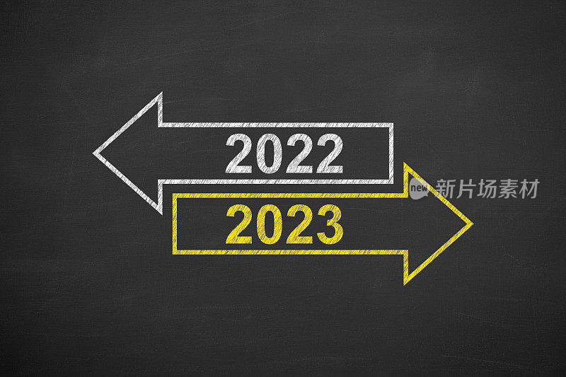 黑板背景上的旧年或2023年新年