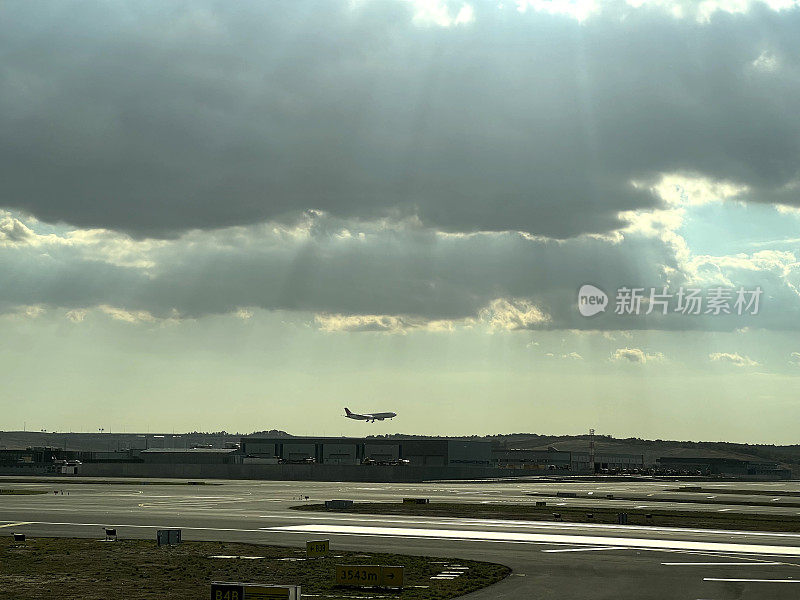 飞机降落机坪角度多云天空水平照片