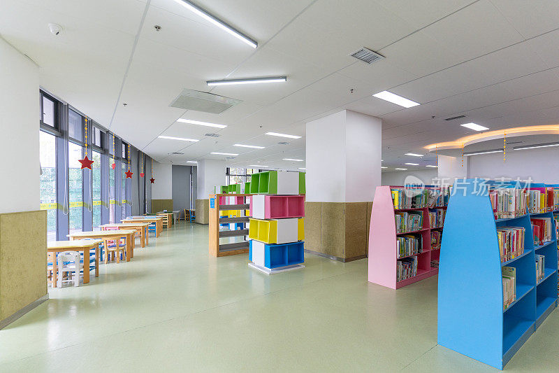 儿童阅览室的书架和书籍