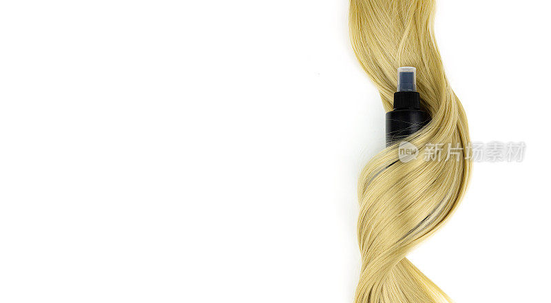 不同的专业发型师工具发胶和一缕金发在白底，平铺。护发水疗概念。专业发型师的工具和粘土，头发在白色。