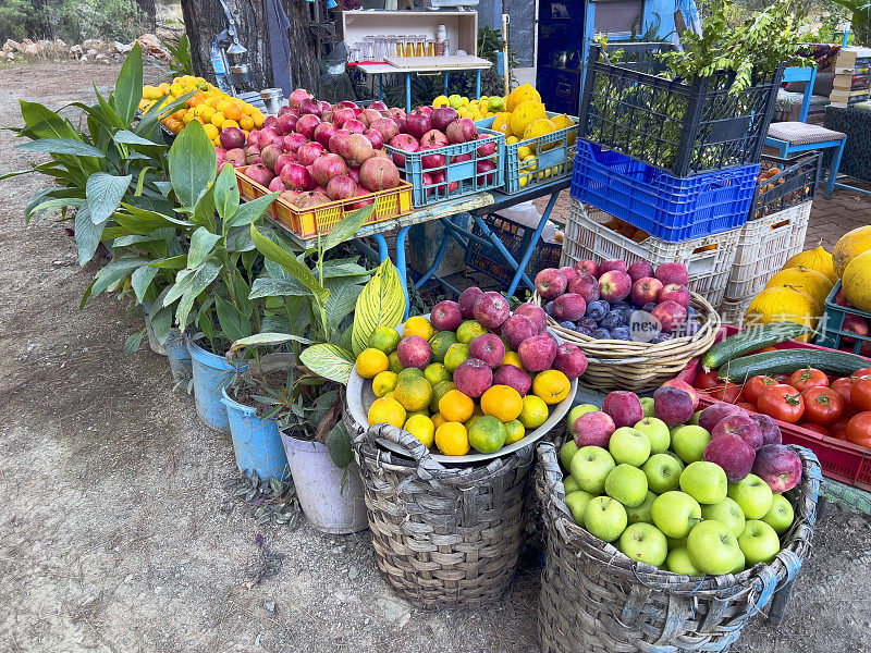 当地传统公共集市的水果和蔬菜摊位