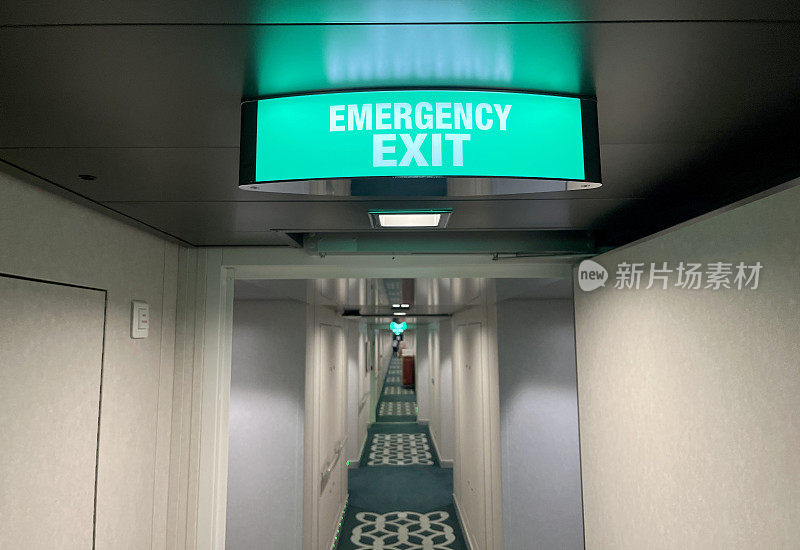 走廊上有照明紧急出口标志