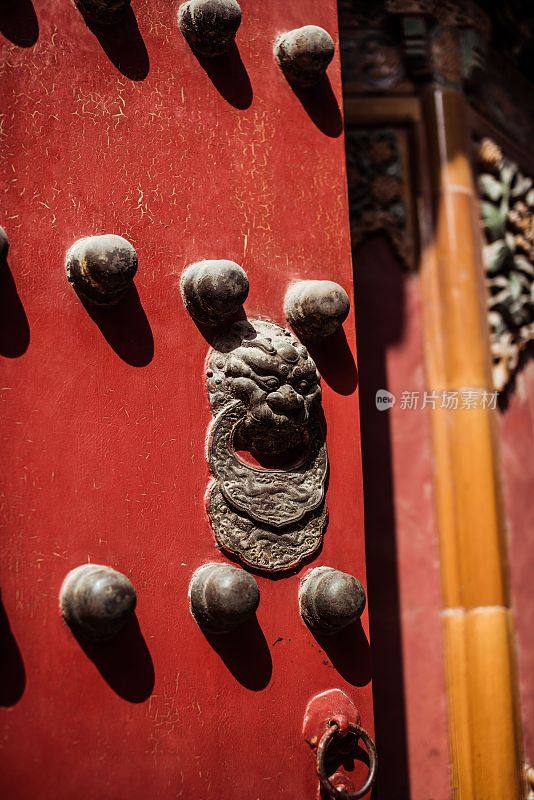 垂直镜头的一个细节上的传统中国门