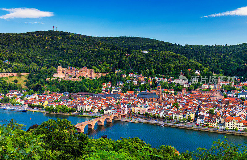 德国的地标性和美丽的海德堡镇与内卡河。海德堡镇有著名的卡尔·西奥多古桥和海德堡城堡，德国海德堡。