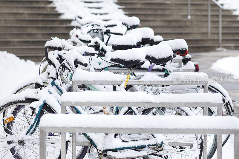 白雪覆盖的自行车