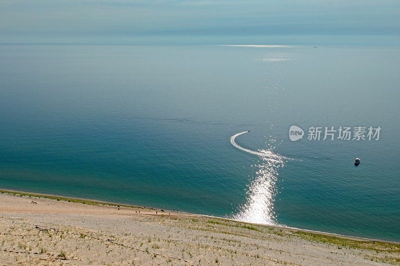 在沉睡的熊沙丘国家湖岸，巨大的沙丘和沙丘草沿着广阔的密歇根湖