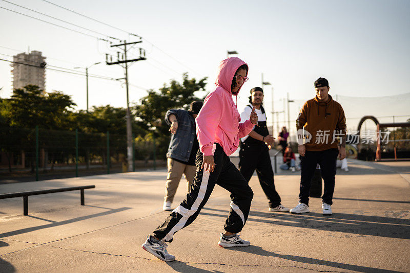 年轻女子霹雳舞在街头派对与他的朋友