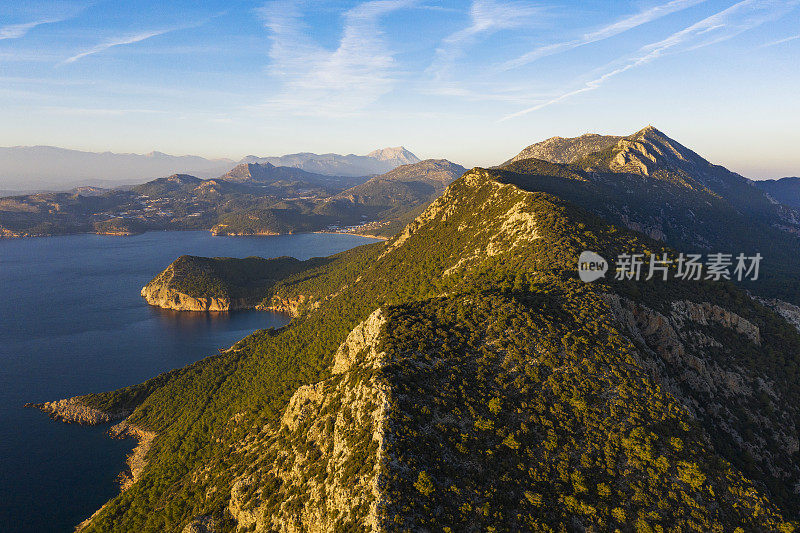 无人机视角的山脉在海上