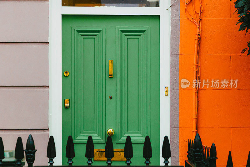住宅城市街道上的绿色前门和橙色立面