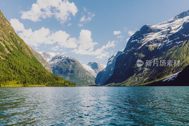 挪威洛瓦特内特湖与山脉的风景