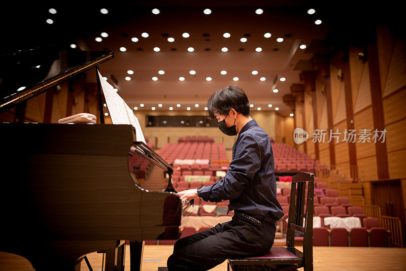一位日本音乐家在音乐厅弹钢琴