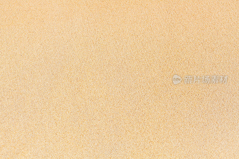 黄色沙子纹理特写背景，沙质图案，自然细沙颗粒背景，干净平坦的米黄色沙子顶视图，浅棕色沙漠沙丘表面，夏季热带海滩横幅，复制空间