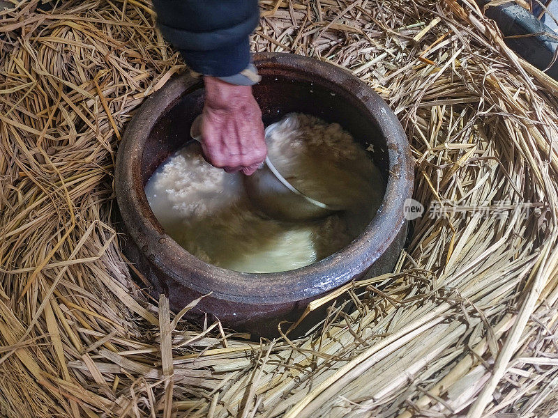 中国农村古老的蒸酒技术，在罐中发酵米酒