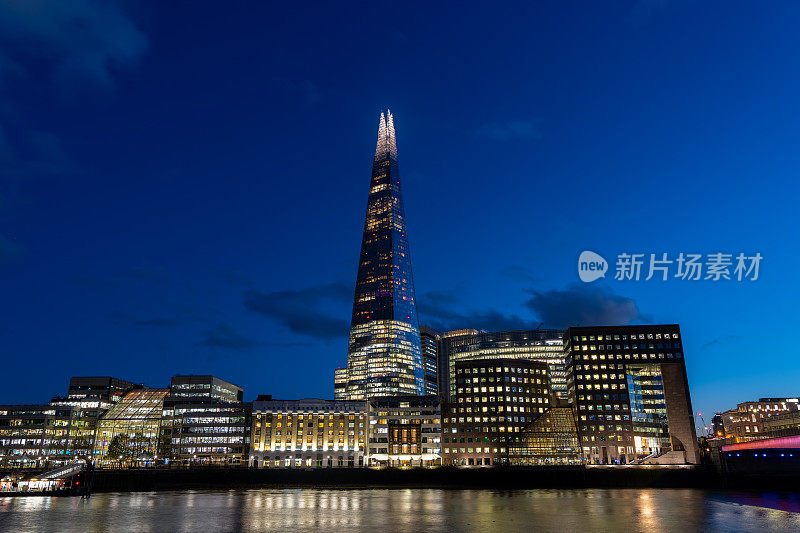 从泰晤士河俯瞰伦敦全景。联合王国。