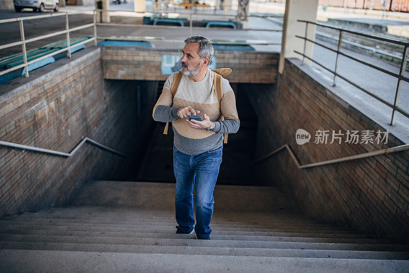 一位老人在一个新城市旅游时使用智能手机