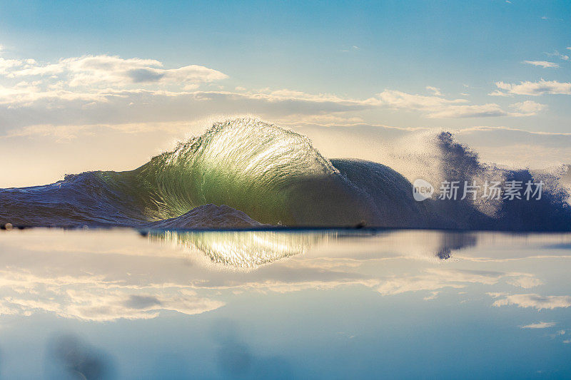 独特的海浪碰撞，在清晨金色的光线反射下创造出图案