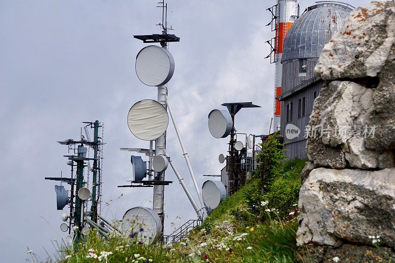在温德尔施泰因山顶有一个全天候服务的德国气象局气象站，以及路德维希-马克西米利安-慕尼黑大学天文学和天体物理学研究所的天文台。