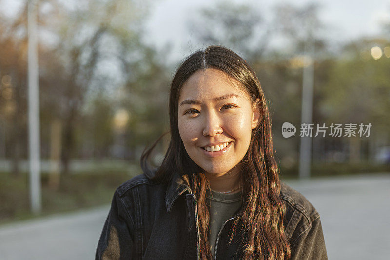 享受晴朗天气的年轻女子