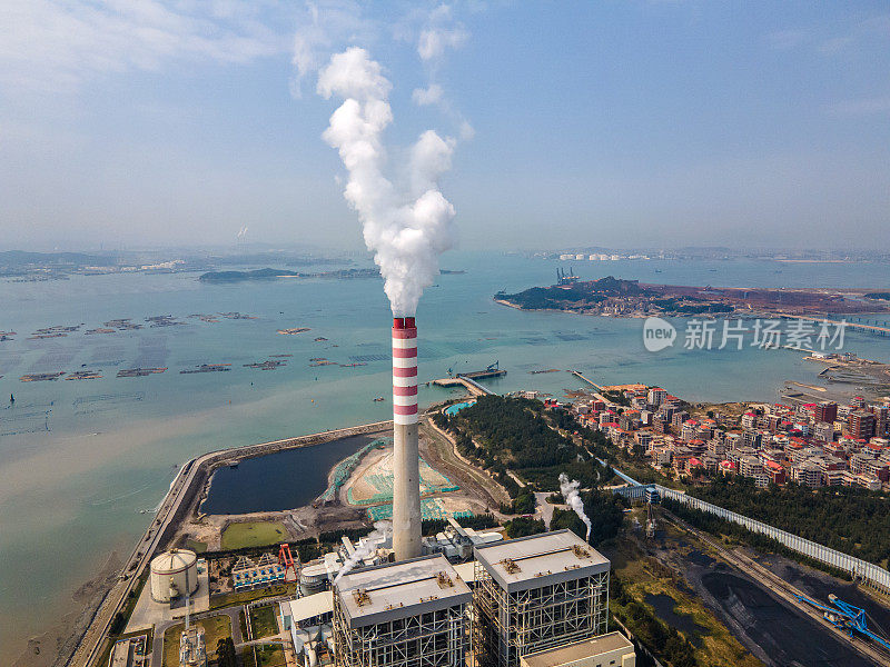 海边火力发电厂的鸟瞰图