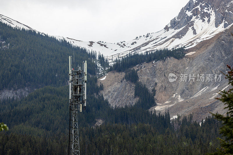 加拿大不列颠哥伦比亚省偏远山区的电信塔