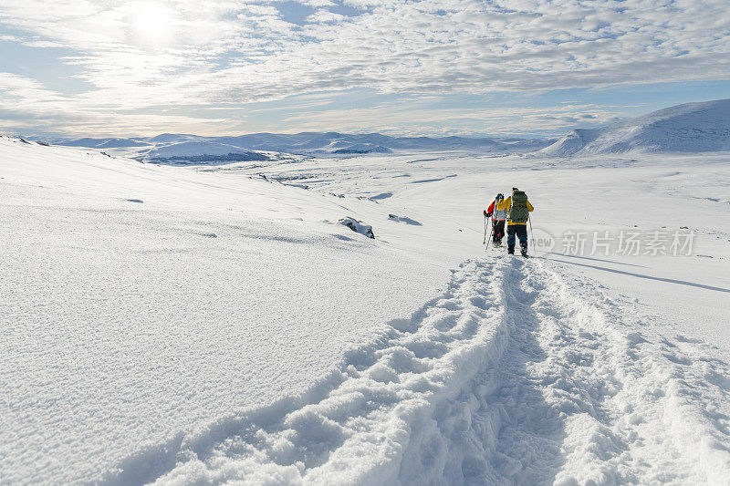 在一个阳光明媚的日子里，在Dovrefjell山的雪鞋徒步旅行