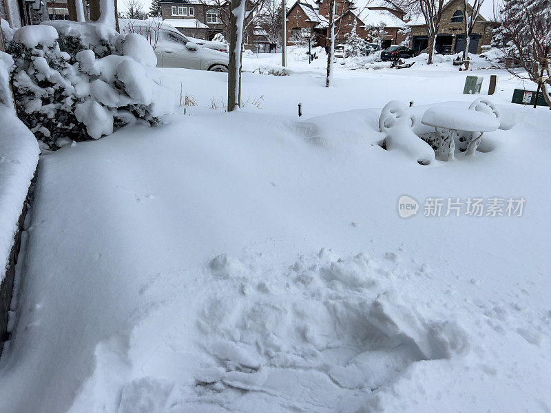 住宅小区的冬季视图和清除车道上的积雪，伍德布里奇，加拿大