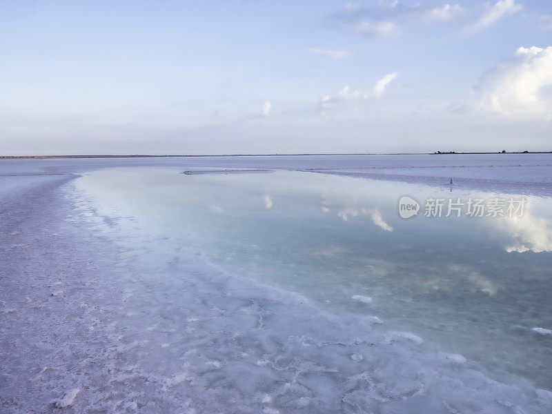 日出时盐湖的倒影