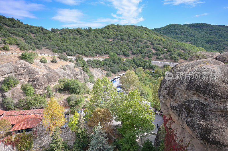 希腊迈泰奥拉的自然景观与修道院和岩层。