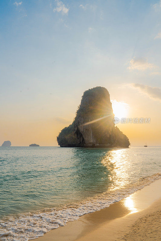 泰国甲米，被喀斯特地貌环绕的田园诗般的海滩
