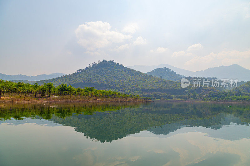 雄伟的山景映照在达顿湖平静的水面上，达顿湖位于德农省