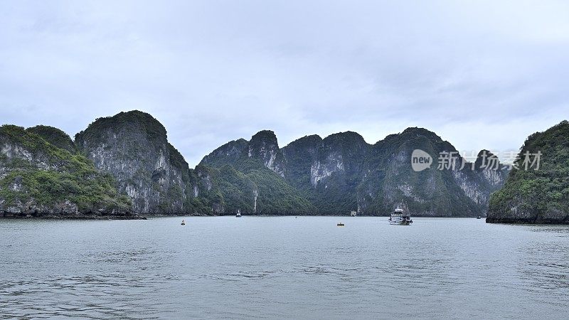 壮丽的喀斯特峰森林在海上