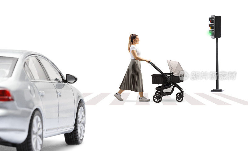 人行横道上的汽车和推着婴儿车过马路的母亲