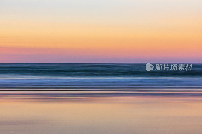 运动模糊泛海景的海岸在黄昏与柔和的颜色